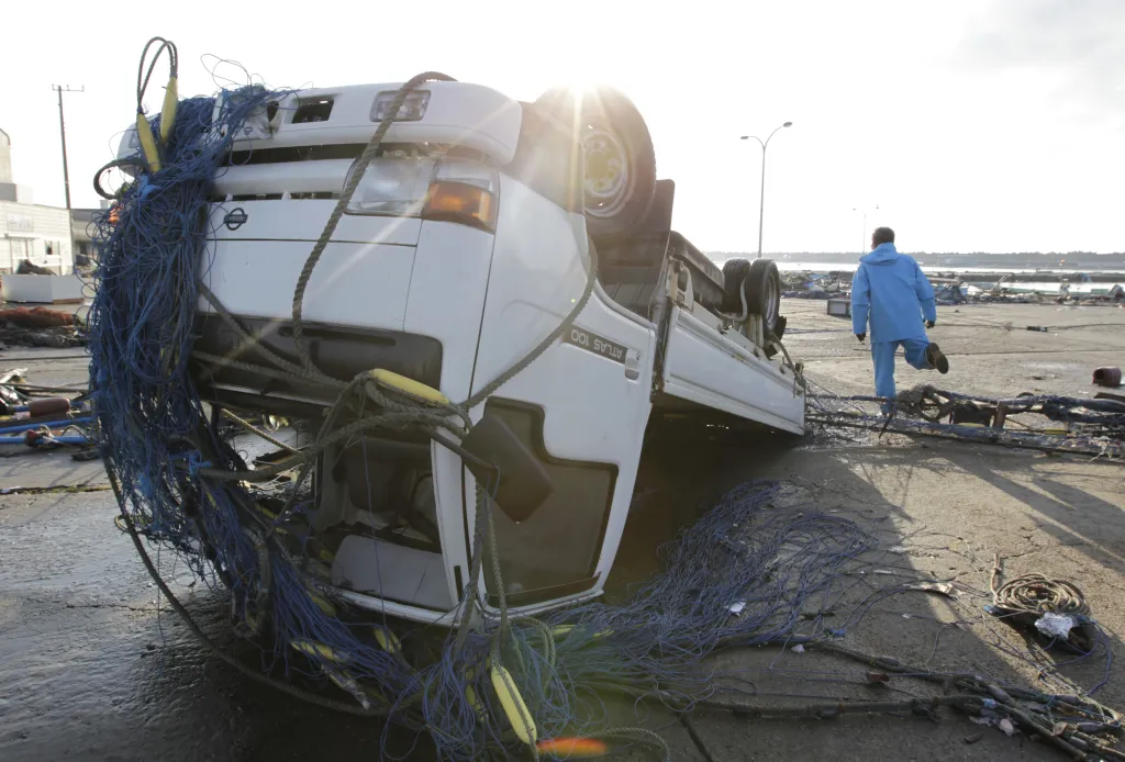 Následky zemětřesení a tsunami ve městě Oarai (12. 3. 2011)