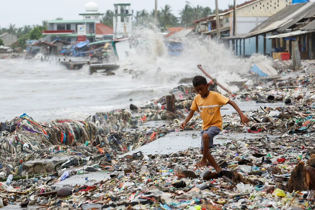 Indonésie patří mezi země s největší produkcí plastového odpadu. Ten pak končí v moři