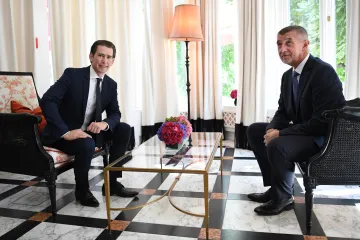 Azylové řízení musí EU řešit mimo své území, zopakoval Babiš po schůzce s Kurzem