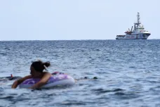 Španělsko nabídlo lodi Open Arms se stovkou migrantů svůj přístav, ta však odmítla