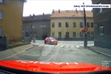 Neukáznění či zmatkující řidiči blokují sanitky a hasiče. „Situace je teď mnohem horší než před lety“