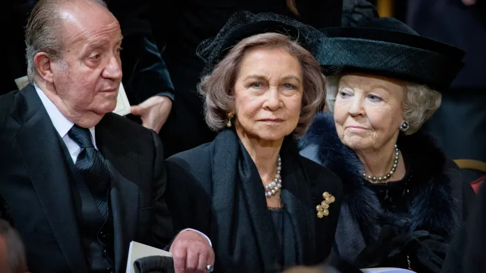 Bývalý španělský král Juan Carlos s manželkou Sofií a nizozemskou princeznou Beatrix