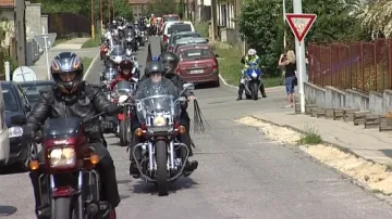 Kolem poledne k blanenské speciální škole přijelo šest desítek motorkářů