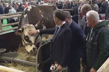 Francouzští zemědělci vnikli na veletrh v Paříži, jen chvíli poté tam dorazil prezident Macron