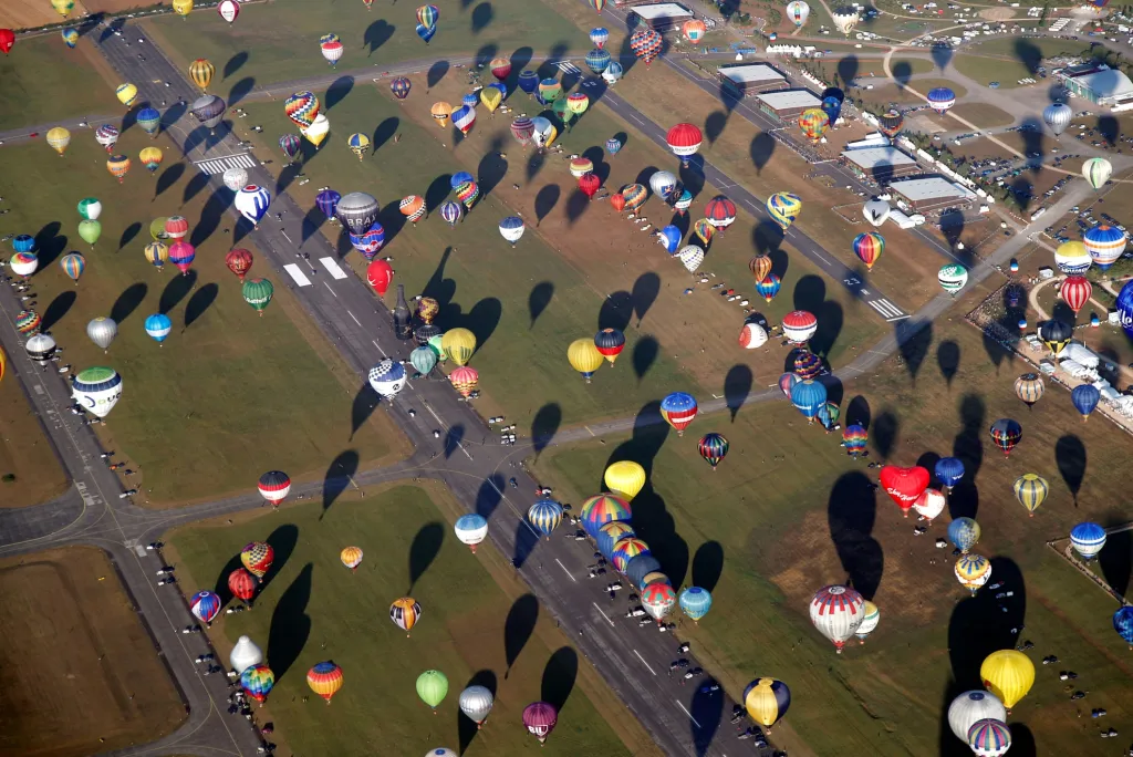 Jelikož jsou balony ve vzdušném prostoru, je třeba respektovat zóny, kde se nemůže létat. Je třeba kontrolovat i výšku letu, která je omezena. Tedy na palubě nesmí chybět letecké přístroje, navigace a vysílačka
