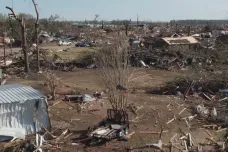 Záchranáři v Mississippi dál pátrají v troskách po tornádu