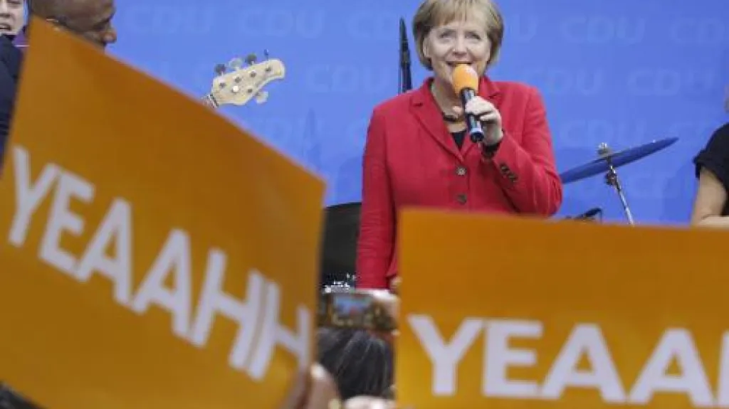 Slavící Angela Merkelová