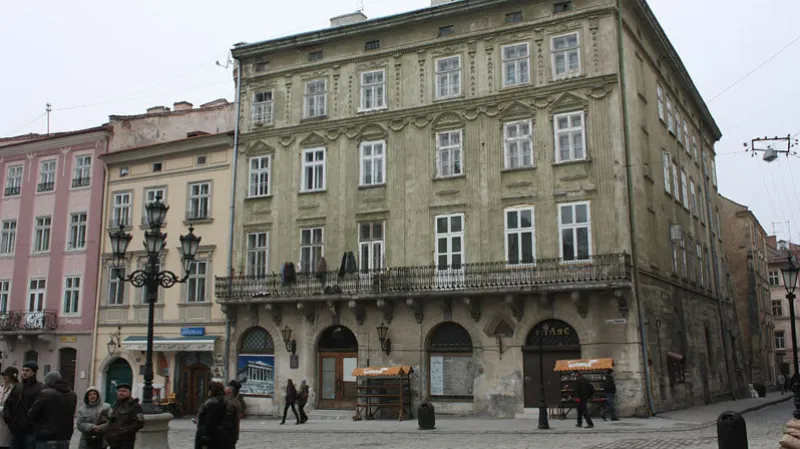 Citlivě vsazená plastová okna v domě na Rynku