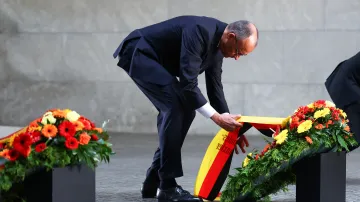 Friedrich Merz při uctění památky obětí druhé světové války
