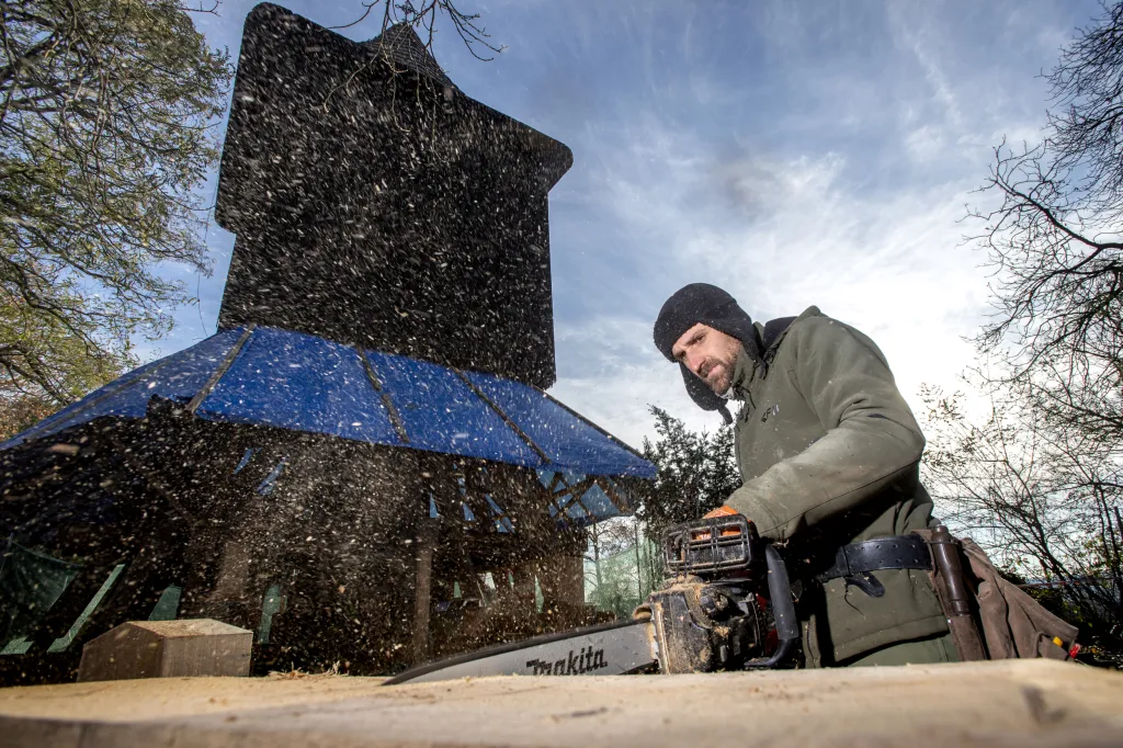 Oprava památkově chráněné dřevěné zvonice u kostela svatého Jana Křtitele ze 16. století v královéhradecké čtvrti Nový Hradec Králové