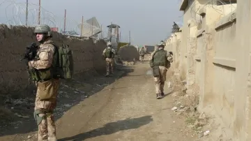 Čeští vojáci hlídají základnu v Bagrámu