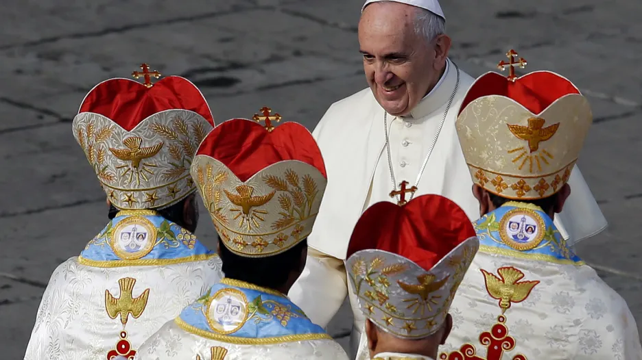 Papeš František s preláty po kanonizační mši