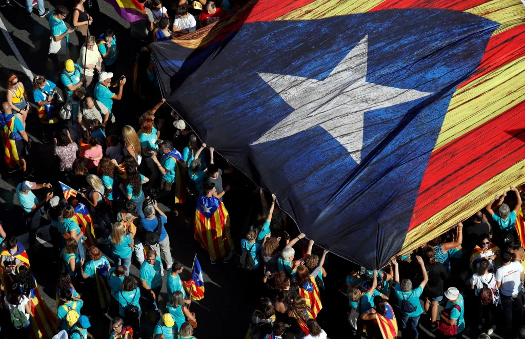 Během demonstrace aktivisté rozbalili obří vlajku Katalánska. Vytvořil ji Vicenç Albert Ballester kolem roku 1908, inspiroval se vlajkou bojovníků za nezávislost Kuby
