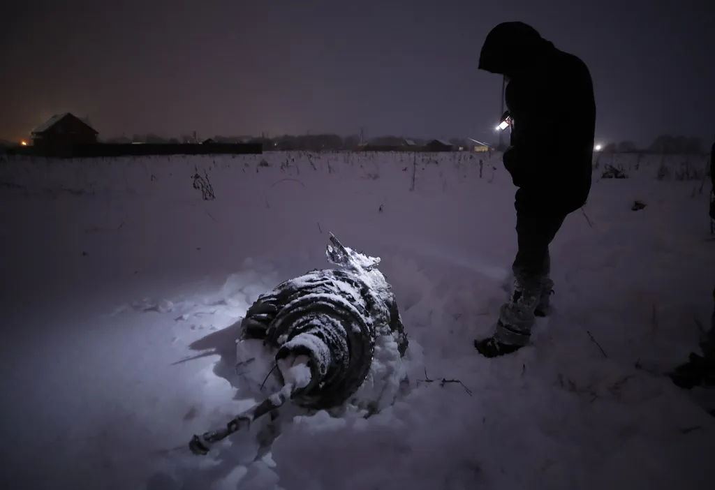 Díl letadla Antonov AN-148, které ztroskotalo krátce po vzletu z moskevského letiště Domodědovo 11. února