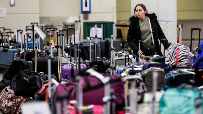 Cestující společnosti Southwest Airlines hledá svá zavazadla v hromadě ztracených kufrů na letišti Chicago Midway