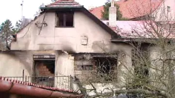 Vyhořelý dům v pražských Kunraticích