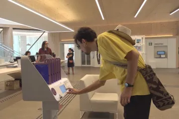 Barcelona vybudovala síť klimatických úkrytů. Mohou do nich přijít lidé sužovaní vedry