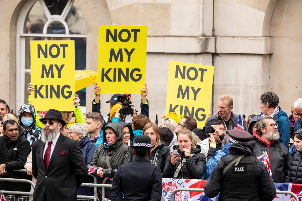 Protestující s transparenty „Není můj král“ v ulici Whitehall