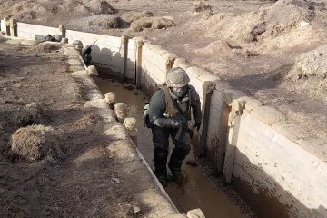 Pohyb v zákopech, boj v ulicích. Britové zrychleně cvičí tisíce ukrajinských vojáků