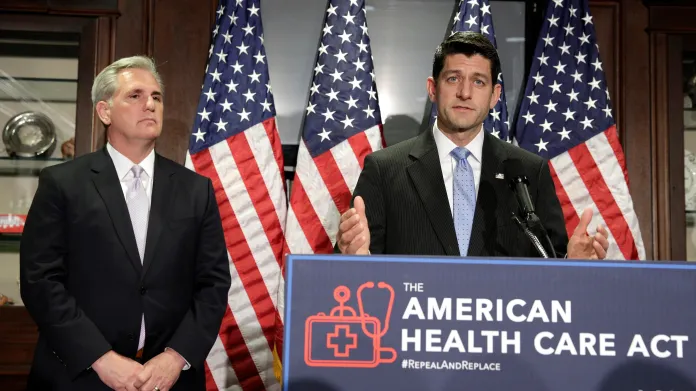 Šéf sněmovny Paul Ryan (vpravo) s lídrem sněmovních republikánů Kevinem McCarthym