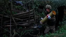 Ukrajinský voják nese náboj do houfnice Hyacint