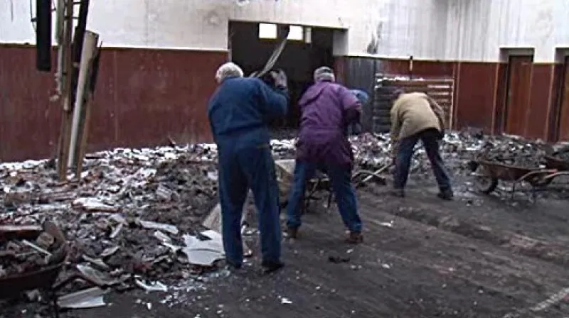 Dobrovolníci uklízejí vyhořelou sokolovnu