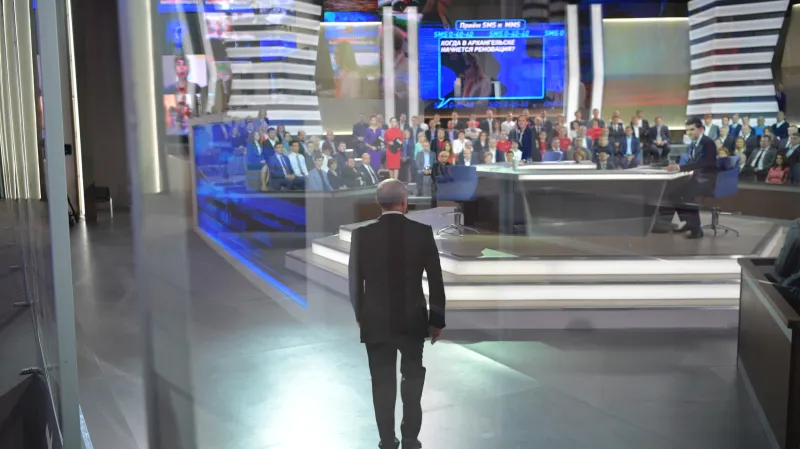 Vladimir Putin přichází na vysílání debaty s občany