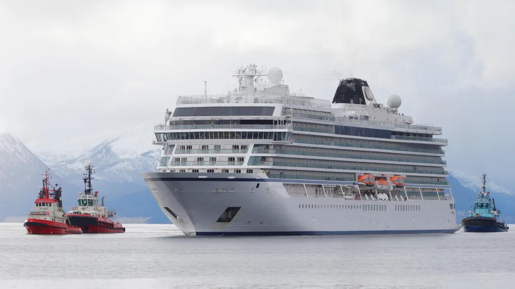 Loď Viking Sky u norských břehů