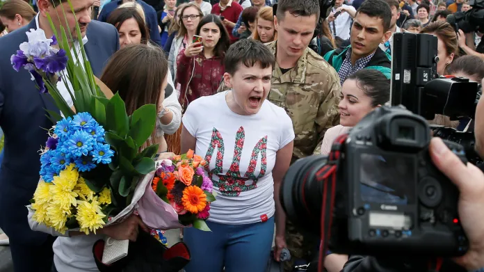 Savčenková mluví s médii po příletu na letiště Boryspil