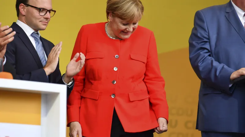 V Heidelbergu přiletěla na Merkelovou rajčata