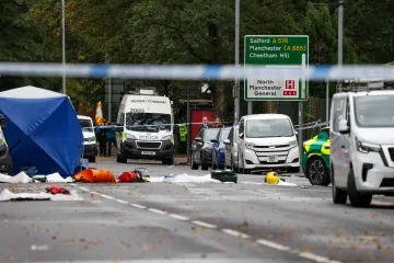 Jednu z obětí útoku před synagogou v Manchesteru zasáhla střelba policie