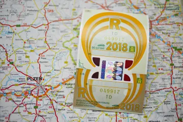 Roční kupon je žlutý s kolečky, stojí 1500 korun. Dálniční známky se ale zatím moc neprodávají