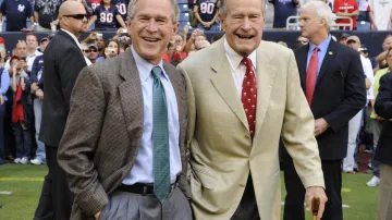 George Herbert Walker Bush (vpravo, 41. prezident USA v letech 1989 až 1993) a jeho syn George Walker Bush (43. prezident USA v letech 2001 až 2009). Snímek je z roku 2009