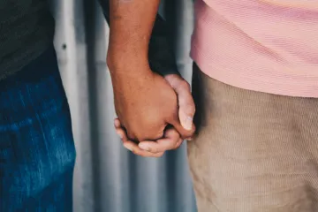 Stejnopohlavní páry by mohly vstupovat do partnerství s právy manželů, počítá návrh