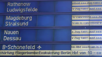Informační tabule na hlavním nádraží v Berlíně, které je dnes mezi 10. a 14. hodinou zcela uzavřeno. Mnoho vlakových spojů je díky tomu odkloněno nebo zrušeno.