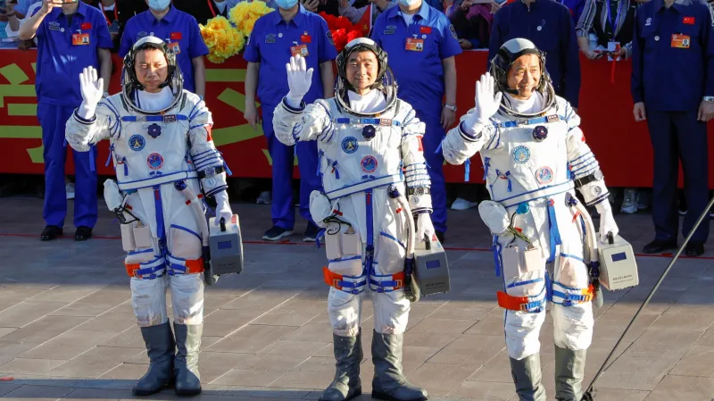 Tříčlenná čínská posádka