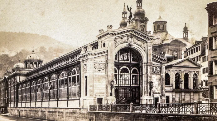 Vřídelní kolonáda v Karlových Varech v roce 1900