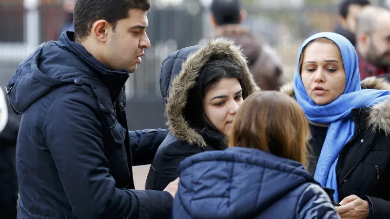 Lidé čekají před klubem na informace o svých blízkých
