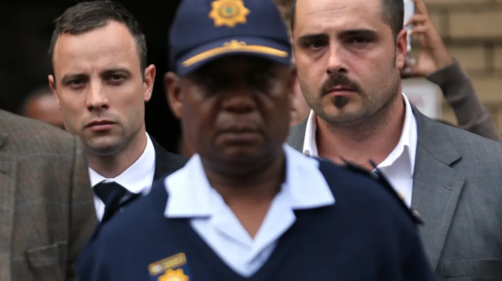 Oscar Pistorius v doprovodu policie a příbuzných