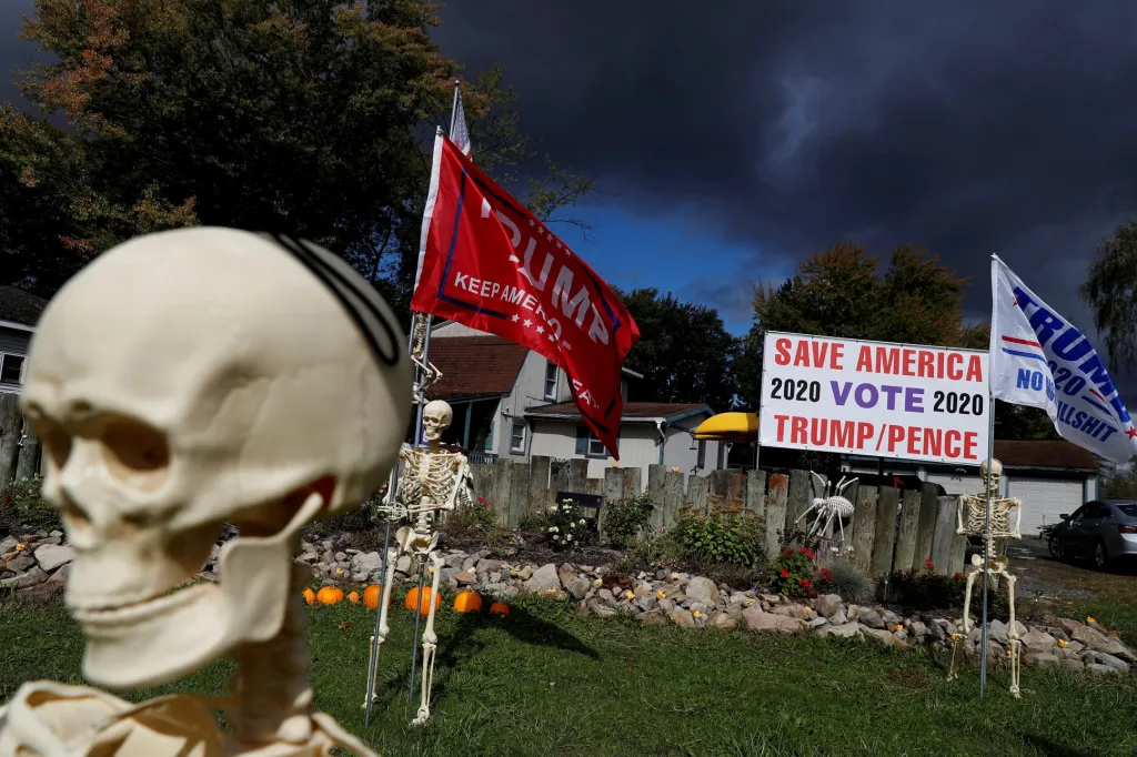 Příznivec Halloweenu a amerického prezidenta Donalda Trumpa spojil svá oblíbená témata dohromady. Na zahradě u města Warren v Ohiu si vytvořil dekoraci, která pobízí kolemjdoucí k podpoře současné hlavy státu v nadcházejících prezidentských volbách