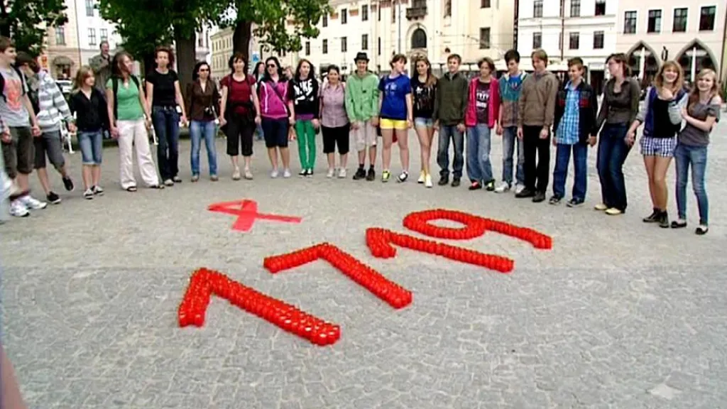 Číslo ze svíček připomíná oběti viru HIV
