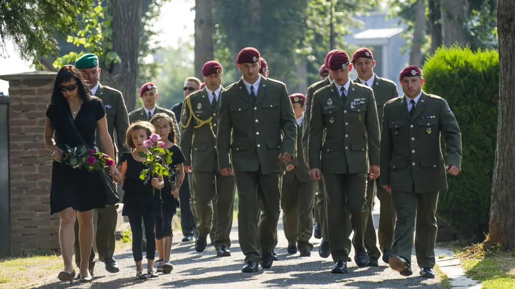Stovky lidí se přišly v Hradci Králové rozloučit s desátníkem Janem Šenkýřem