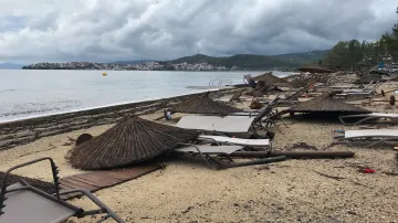 Následky bouře na pláži u hotelu Porto Carras na Chalkidiki