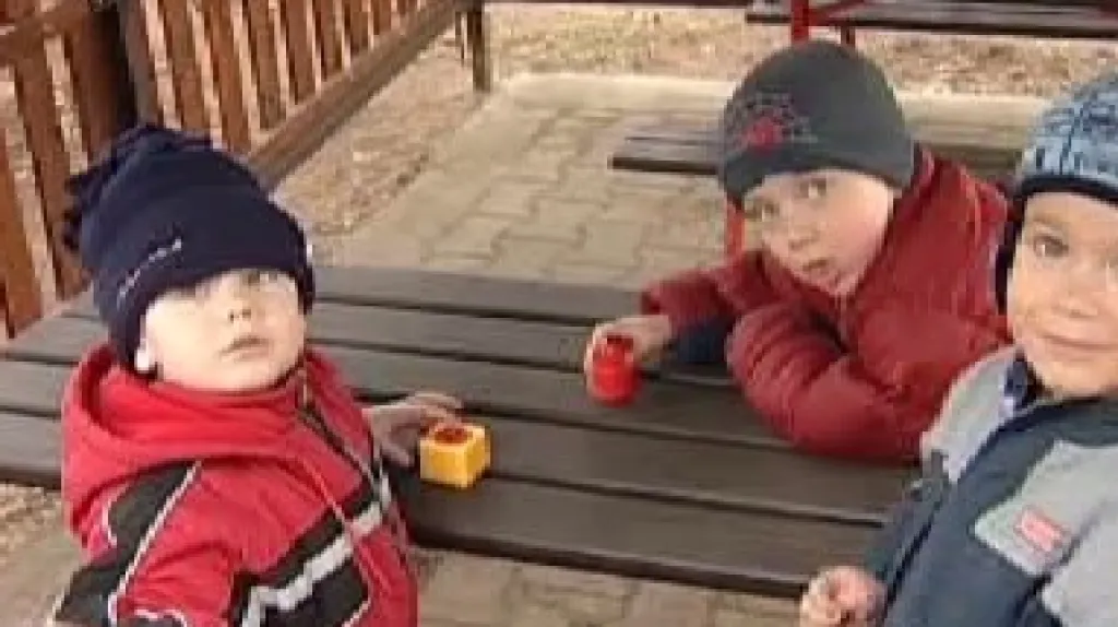 Děti při hře ve školce