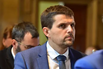 Fiala s návrhem na jmenování Hladíka ještě počká. Chce, aby se naplno věnoval ministerstvu, ne vysvětlování kauzy