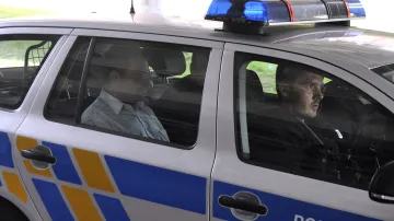 Petr Tluchoř v policejním autě