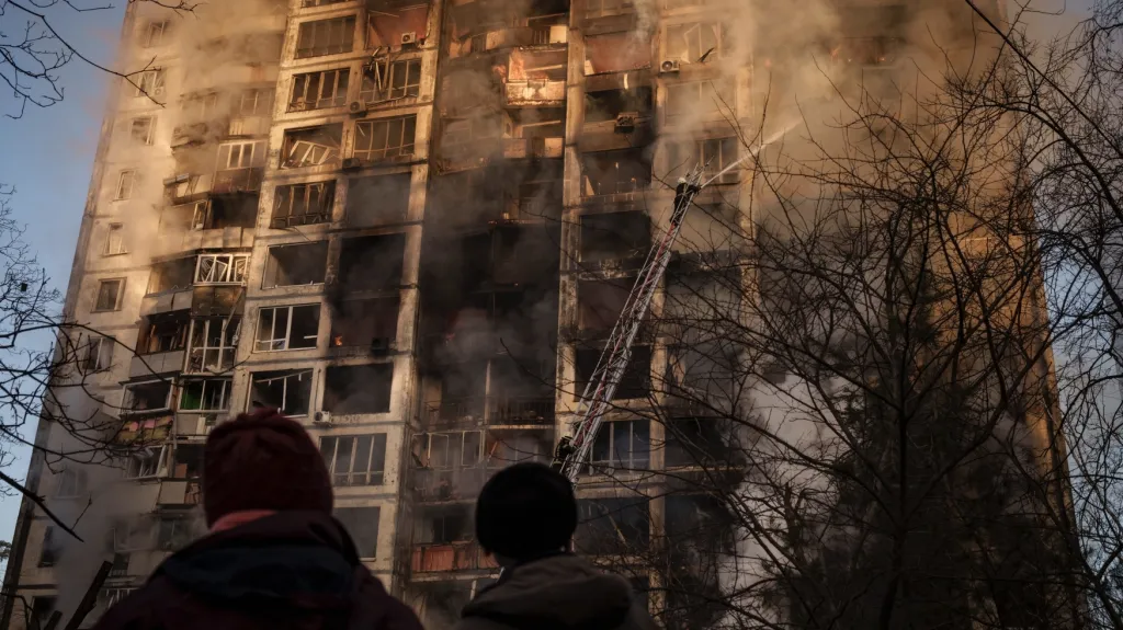 Poškozený bytový dům v Kyjevě