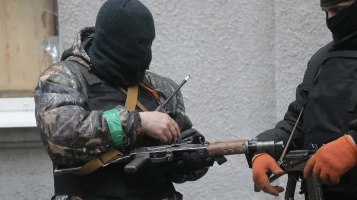 Maskovaní ozbrojenci na východě Ukrajiny