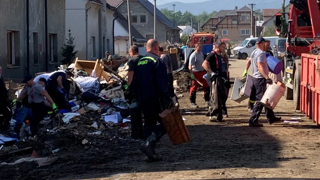 Úklid po povodních v Mikulovicích na Jesenicku