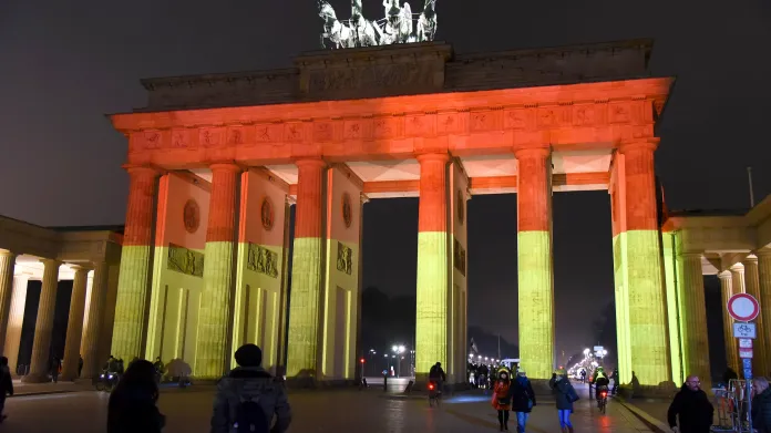 Braniborská brána zahalená v německých barvách po útoku v Berlíně (20. prosince 2016)